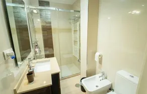 Increíble piso céntrico con parking y piscina, ideal para familias! - Image 2