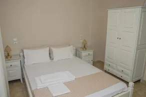 Paradise Studios & Apartments - Image 4