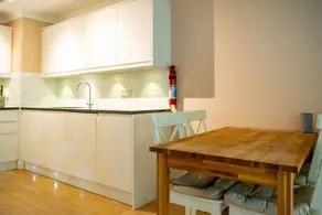 East London Studio with Balcony and Swimming Pool Access - Image 3