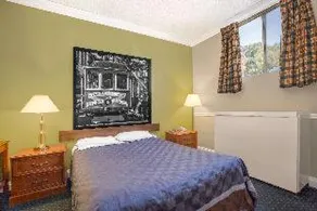 Super 8 by Wyndham Hayward Downtown - Image 3