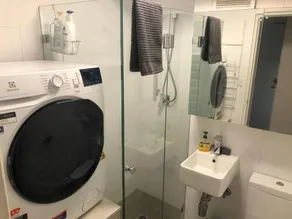 Lovely refurbished 1 bed near marina parking - Image 3