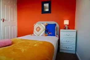 Secluded 4 Bed Detached House with Driveway - Image 4