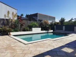 Spacious 5 bed house with pool - Image 1