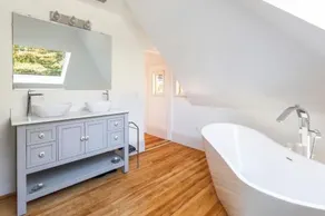 Breathtaking Modern & Luxurious B&B - Image 3
