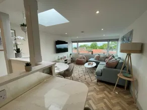 Lees Lookout Holt 2 Bedroom Luxury Apartment with Private Parking - Image 3