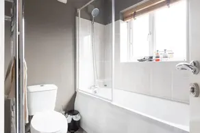 Large 5 bed House in Leeds Fits 10 free Parking - Image 4