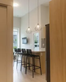 Modern Ground Level 3 bed 2 bath Condo with Free Parking - Image 5