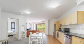 Kozyguru | Redfern | Cozy Apt Near Train Station - Image 5