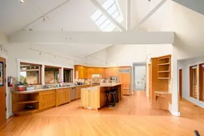 Season Premiere Winery-Bed & Breakfast in vineyard - Image 5