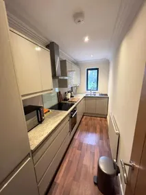 Modern and cozy 2-guest flat with gated parking - Image 4