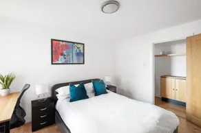 Riverside Balcony Apartment, 10 minutes from Oxford Circus - Image 2