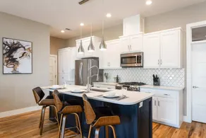 Brand new three story in the heart of the East side - Image 4