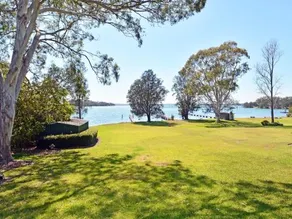 Morisset Bay Waterfront Views House - Image 5