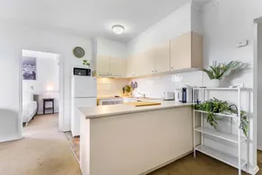 Chic 2-bed Apartment Near Albert Park - Image 3