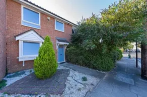 Great Location Cheerful Entire Private 3 Bedroom 2 Bathroom House Sleeps up to 7 & Private Garden - Image 5