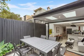 Charming 3 bed Cottage with a Courtyard - Image 4