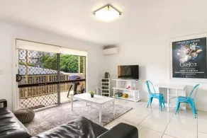Contemporary 2 Bedroom Beachfront Apartment - Image 4
