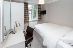 Uno Hotel Heathrow Windsor - Image 2