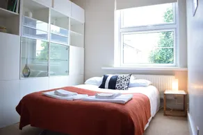 2 Bedroom Flat Near Tower Hill - Image 5