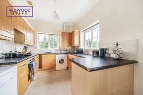 2 Bedroom Apartment, Business & Contractors, FREE Parking & Netflix By FIROZ PROPERTY MANAGEMENT - Image 3