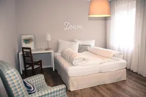 Lovely In by Lisa & Daniel - Image 2