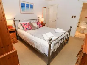 4 Beachcombers Apartments - Image 2