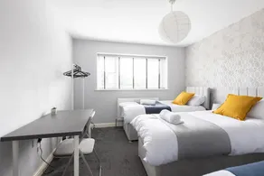 Large 5 bed House in Leeds Fits 10 free Parking - Image 2