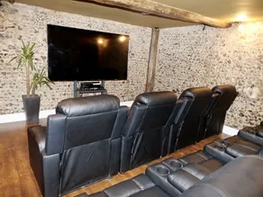 Captivating 9-bed House Hot Tub Near Cambridge - Image 4