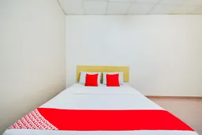 CP Hotel by OYO Rooms - Image 4