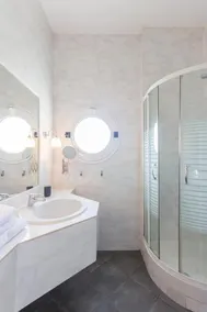 Socrates Plaza Hotel - Image 4