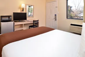 Americas Best Value Inn Wilmington - Image 3