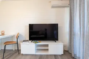 Glenelg Getaway 2BR parking and free wine - Image 4