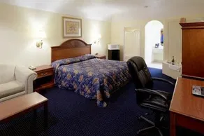 Hometowner Inn And Suites - Image 3