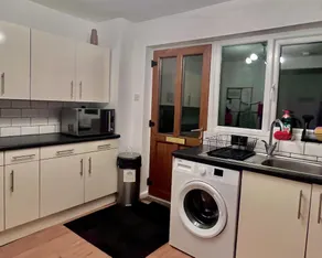 Comfy and Spacious 5-bed House in Cambridge - Image 2