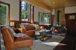Hobbit House - Cozy Fireplace Retreat In Town - Image 2