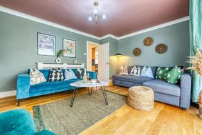 Stylish House, sleeps 10, 2 Bathrooms and WC, Foosball table, free parking, Garden, Workspace - Image 5
