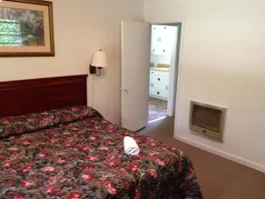 Lakeside Inn - Image 2