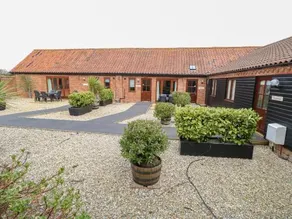 Holly Berry Dereham - Image 2