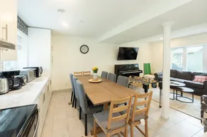 GLOBALSTAY. Cheerful Waterfront 5-Bedroom Cottage with Fireplace - Image 5