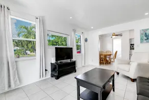 Bungalow With Large Backyard 5 min From Beach - Image 4