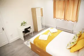 Deluxe 4-bed House Close2 Wembley Stadium - Image 3