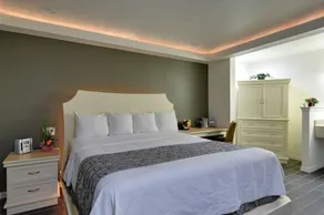 Romantic Inn & Suites - Image 2