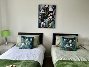 Spacious 4-br Cambridge House, Free Parking - Image 3