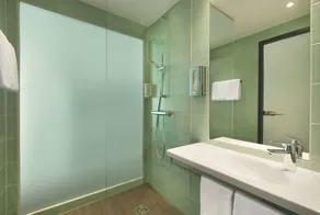 Super 8 by Wyndham Hamburg Mitte - Image 3