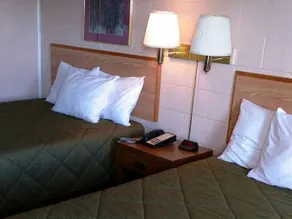 Red Carpet Inn Dix - Image 4