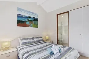 Spacious townhouse complete with floating mooring - Image 3