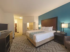 La Quinta Inn & Suites by Wyndham Central Point - Medford - Image 2