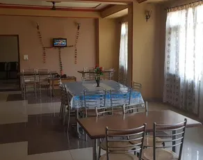 Righ Roof Hotel - Image 2