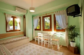 Victoria's Guesthouse - Image 5