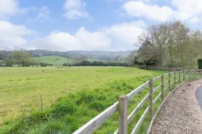 Luxury Cheltenham Home with EV charger Lechampton Hills - Image 5